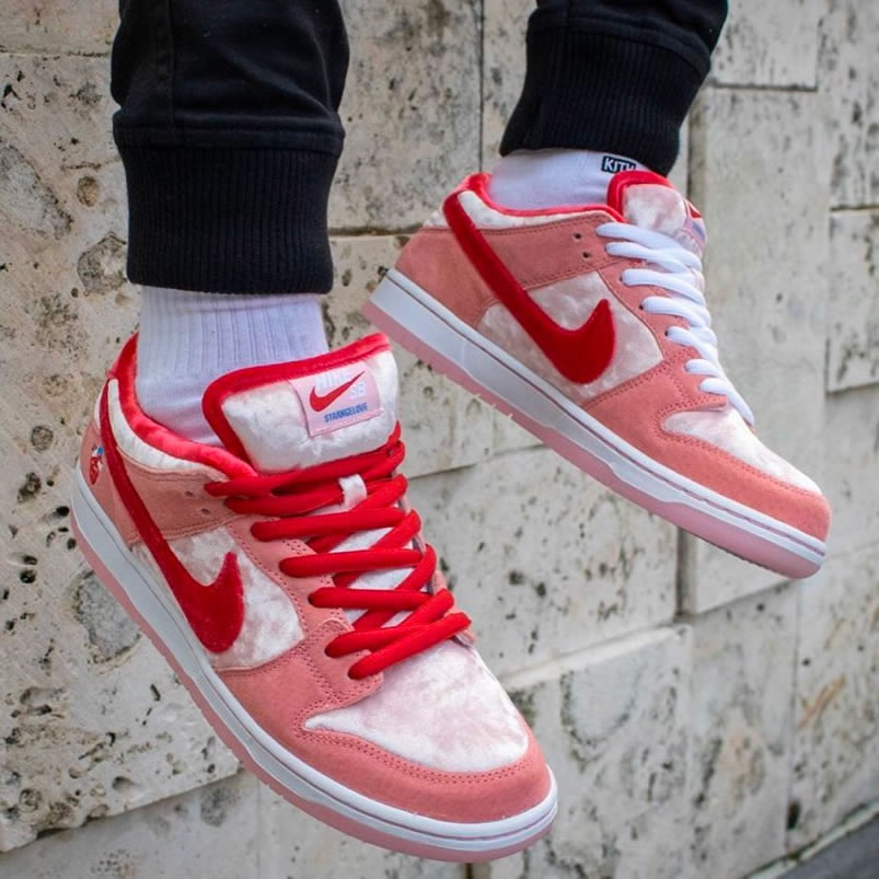 Strangelove Nike Sb Dunk Low On Feet Pink Ct2552 800 (1) - www.kitistry.com Strangelove Nike Sb Dunk Low On Feet Pink Ct2552 800 (1) - www.kitistry.com
