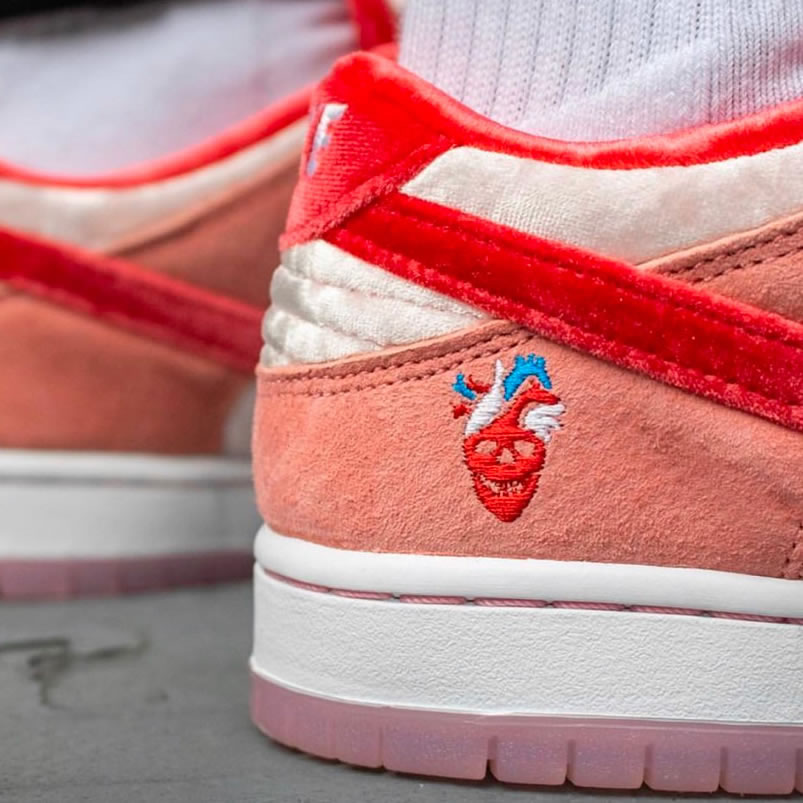 Strangelove Nike Sb Dunk Low On Feet Pink Ct2552 800 (4) - www.kitistry.com Strangelove Nike Sb Dunk Low On Feet Pink Ct2552 800 (4) - www.kitistry.com