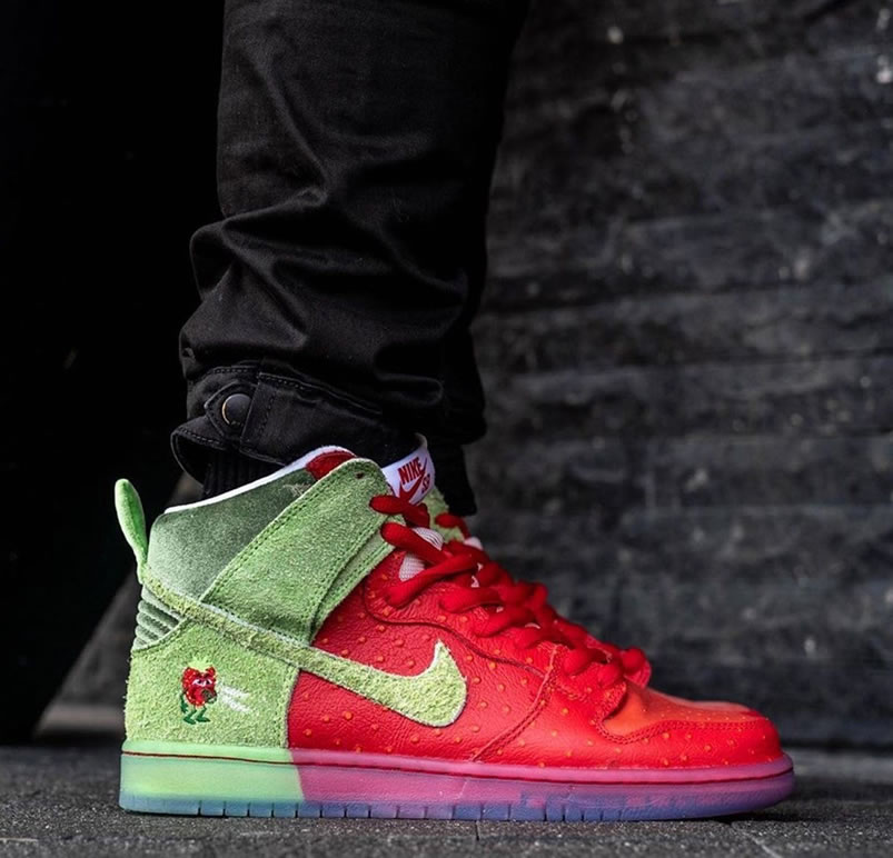 Nike Sb Dunk High Strawberry Cough On Feet Cw7093 600 (1) - www.kitistry.com Nike Sb Dunk High Strawberry Cough On Feet Cw7093 600 (1) - www.kitistry.com