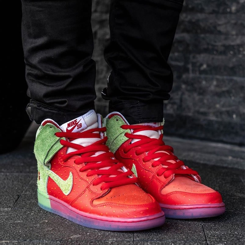 Nike Sb Dunk High Strawberry Cough On Feet Cw7093 600 (2) - www.kitistry.com Nike Sb Dunk High Strawberry Cough On Feet Cw7093 600 (2) - www.kitistry.com
