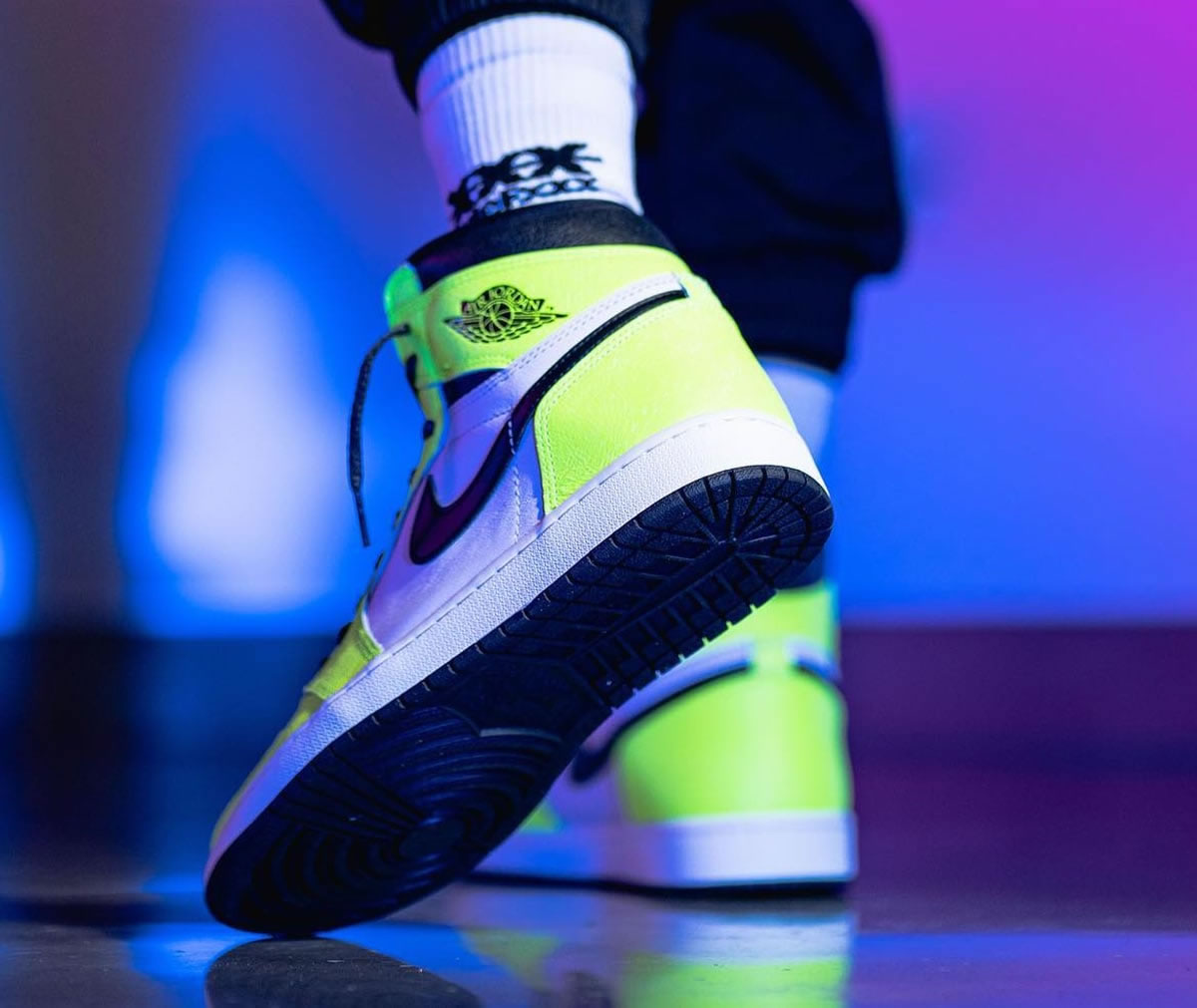 Air Jordan 1 Retro High Og Volt Black Sail On Feet 555088 702 (2) - www.kitistry.com Air Jordan 1 Retro High Og Volt Black Sail On Feet 555088 702 (2) - www.kitistry.com