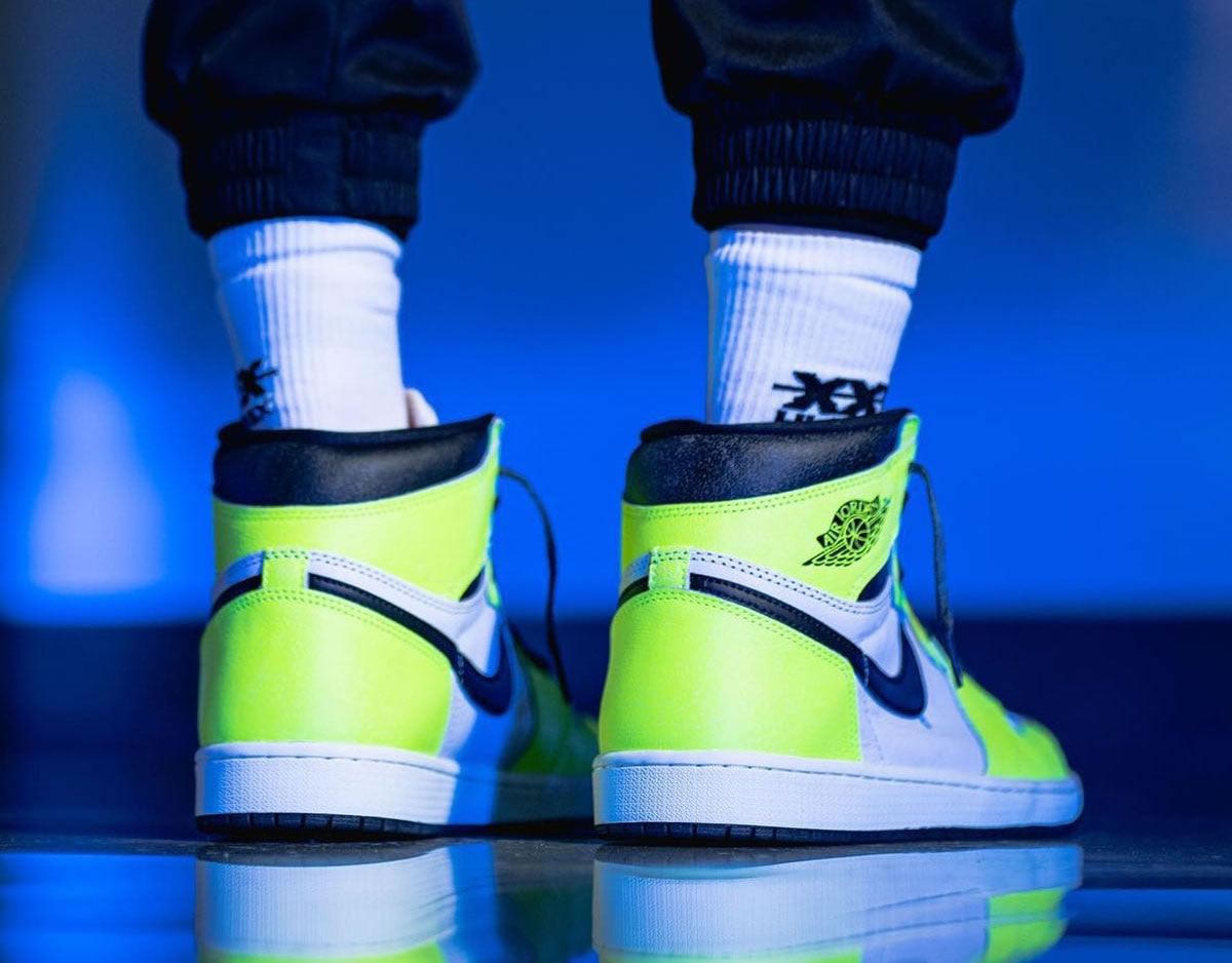 Air Jordan 1 Retro High Og Volt Black Sail On Feet 555088 702 (3) - www.kitistry.com Air Jordan 1 Retro High Og Volt Black Sail On Feet 555088 702 (3) - www.kitistry.com