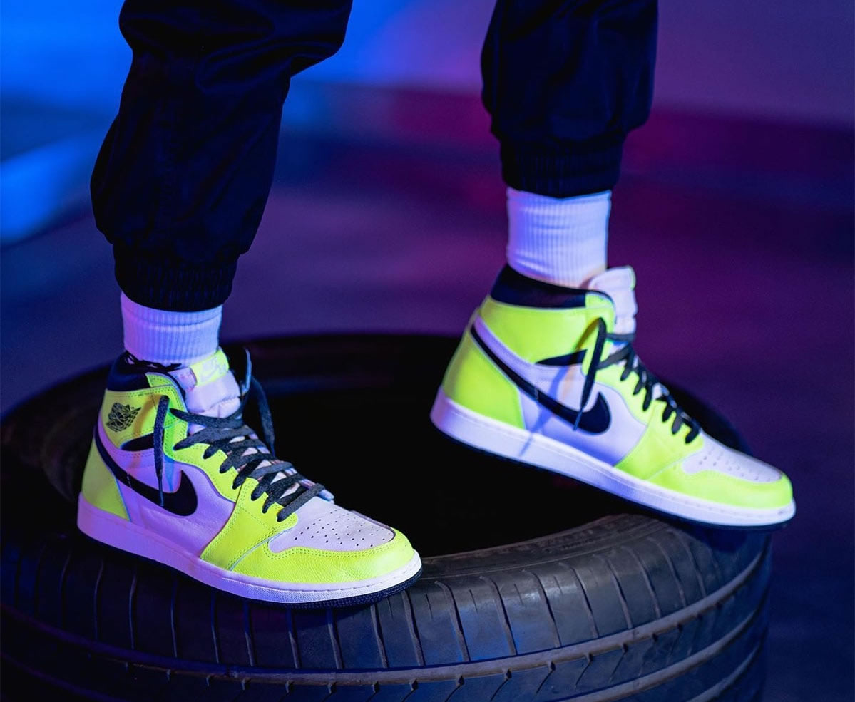 Air Jordan 1 Retro High Og Volt Black Sail On Feet 555088 702 (4) - www.kitistry.com Air Jordan 1 Retro High Og Volt Black Sail On Feet 555088 702 (4) - www.kitistry.com
