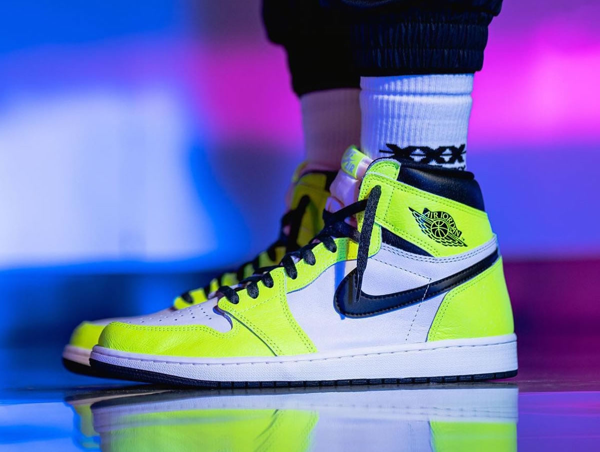 Air Jordan 1 Retro High Og Volt Black Sail On Feet 555088 702 (7) - www.kitistry.com Air Jordan 1 Retro High Og Volt Black Sail On Feet 555088 702 (7) - www.kitistry.com