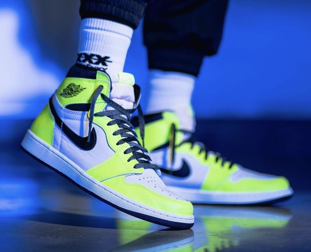 Air Jordan 1 Retro High Og Volt Black Sail On Feet 555088 702 (8) - www.kitistry.com Air Jordan 1 Retro High Og Volt Black Sail On Feet 555088 702 (8) - www.kitistry.com