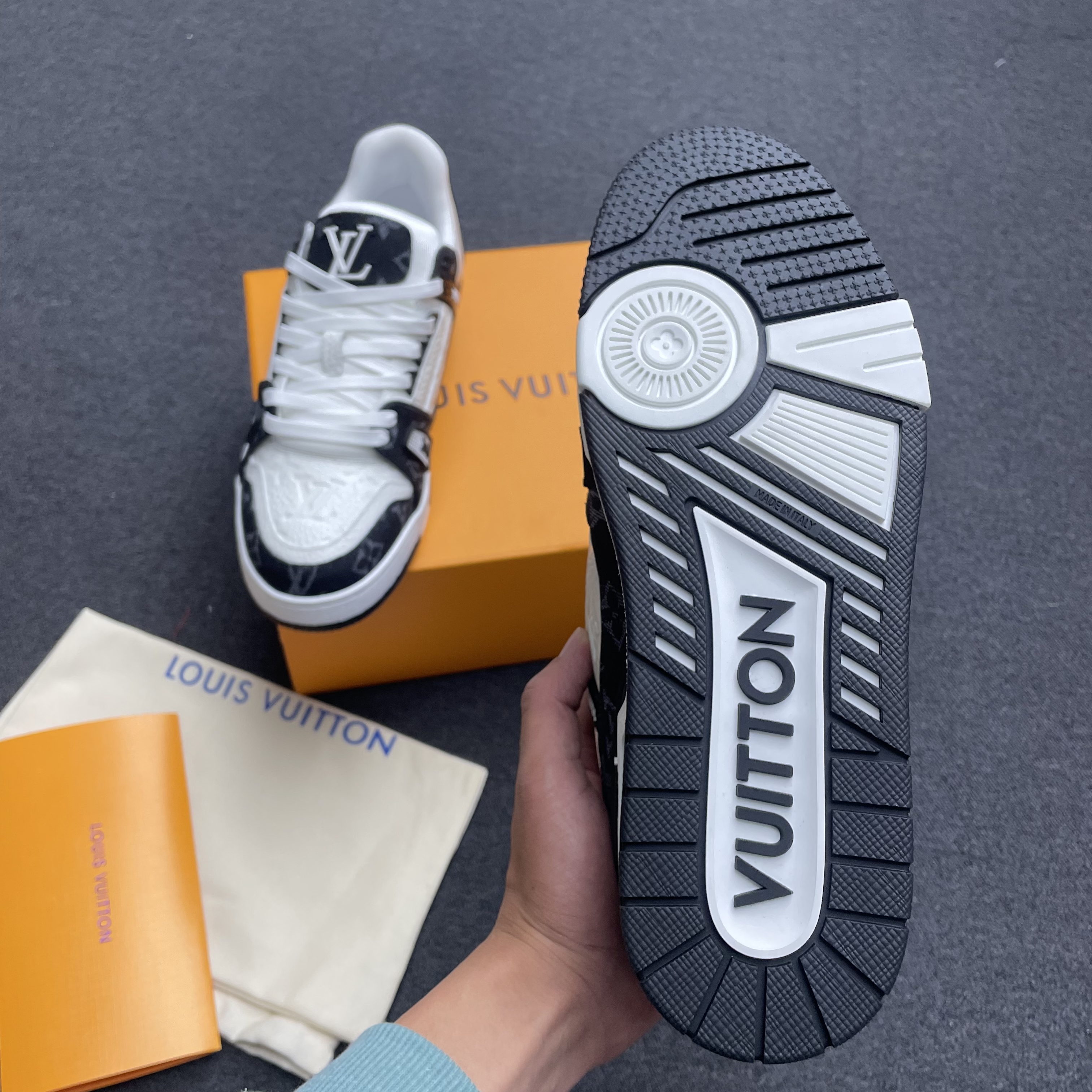 Louis Vuitton Lv Trainer White Black White 1a9jgb (8) - www.kitistry.com