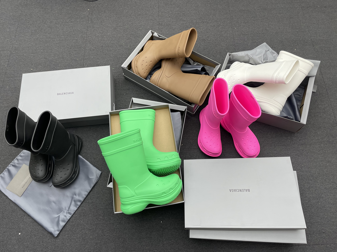 Balenciaga X Crocs Boot Black White Green Bright Pink Beige Rubber 677388w1s8e1000 (13) - www.kitistry.com Balenciaga X Crocs Boot Black White Green Bright Pink Beige Rubber 677388w1s8e1000 (13) - www.kitistry.com