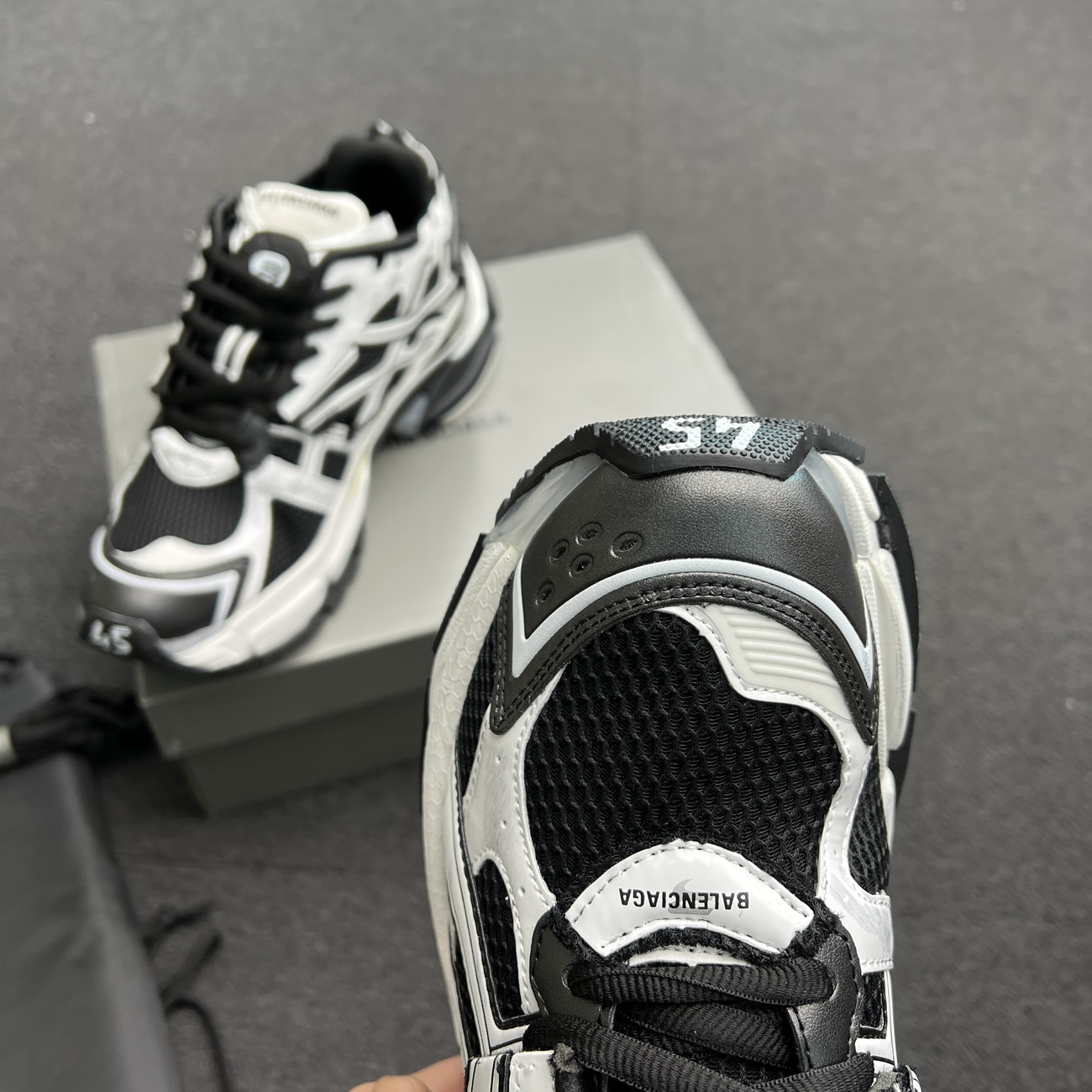 Balenciaga Runner White Black White 677403w3rb29010 (2) - www.kitistry.com Balenciaga Runner White Black White 677403w3rb29010 (2) - www.kitistry.com