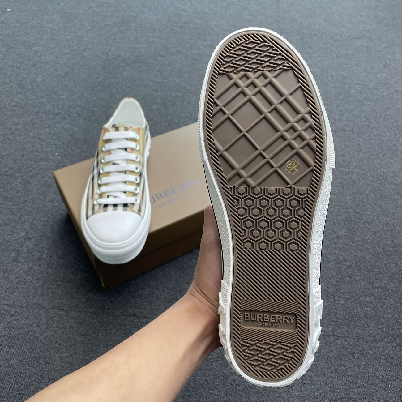 Burberry Vintage Check Cotton Sneakers Archive Beige White W 80505061 (2) - www.kitistry.com Burberry Vintage Check Cotton Sneakers Archive Beige White W 80505061 (2) - www.kitistry.com