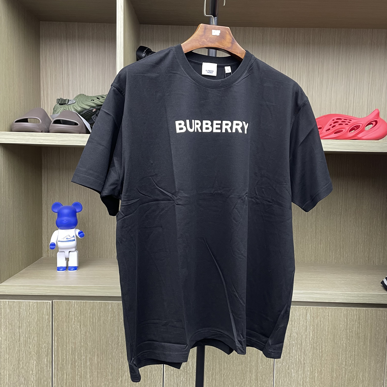 Burberry Logo Print Cotton Oversized T Shirt Black Blue White Aw22 (4) - www.kitistry.com Burberry Logo Print Cotton Oversized T Shirt Black Blue White Aw22 (4) - www.kitistry.com