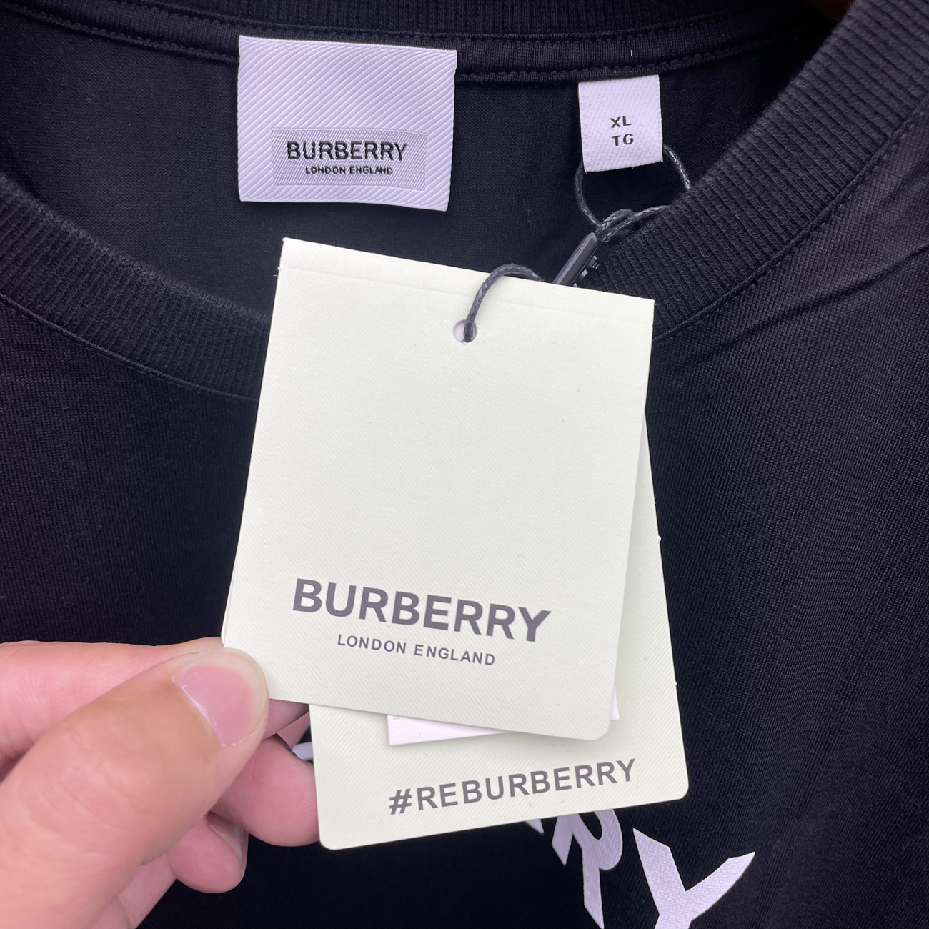 Burberry Logo Print Cotton Oversized T Shirt Black Blue White Aw22 (8) - www.kitistry.com Burberry Logo Print Cotton Oversized T Shirt Black Blue White Aw22 (8) - www.kitistry.com