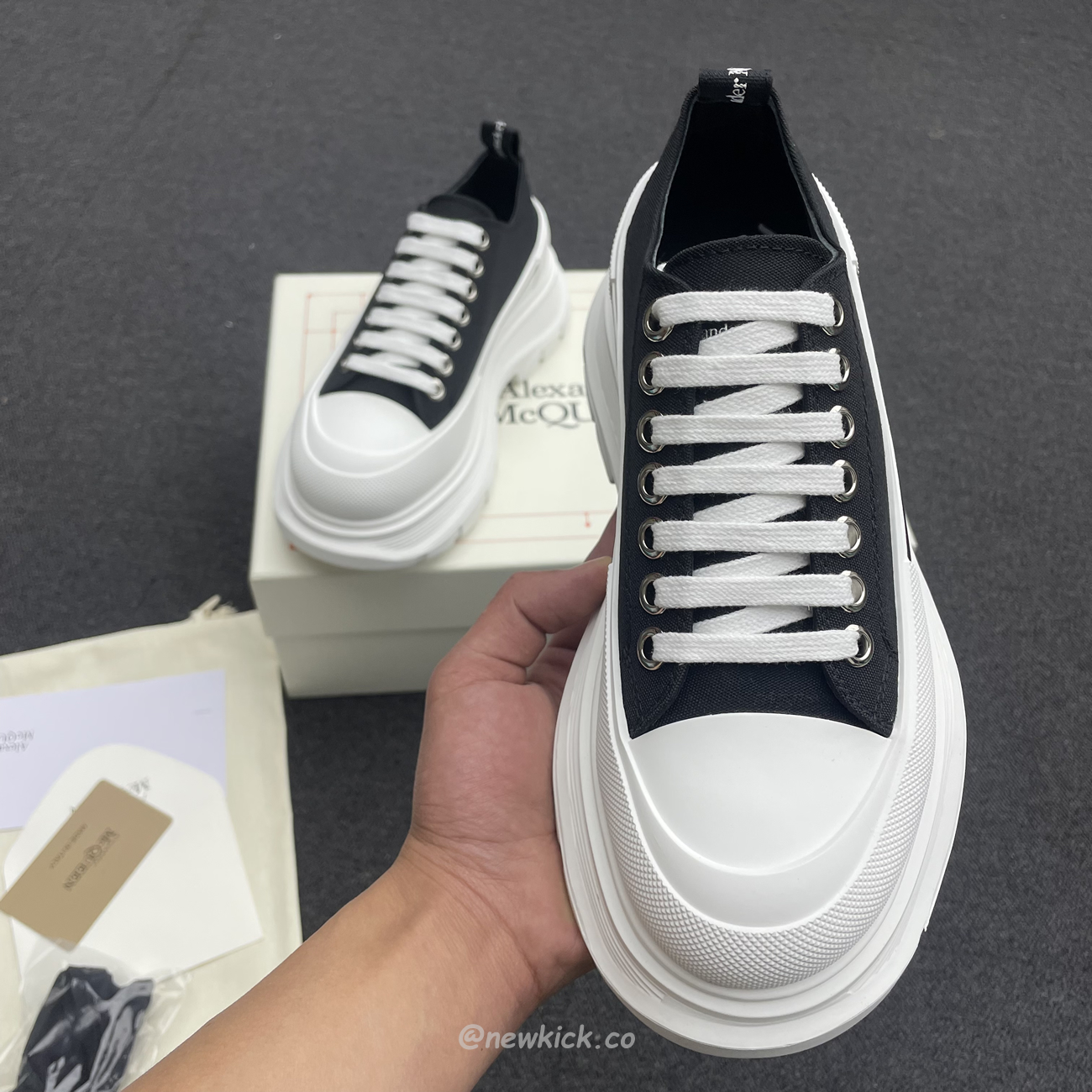 Alexander Mcqueen Tread Slick Low Lace Up Black White (9) - www.kitistry.com Alexander Mcqueen Tread Slick Low Lace Up Black White (9) - www.kitistry.com
