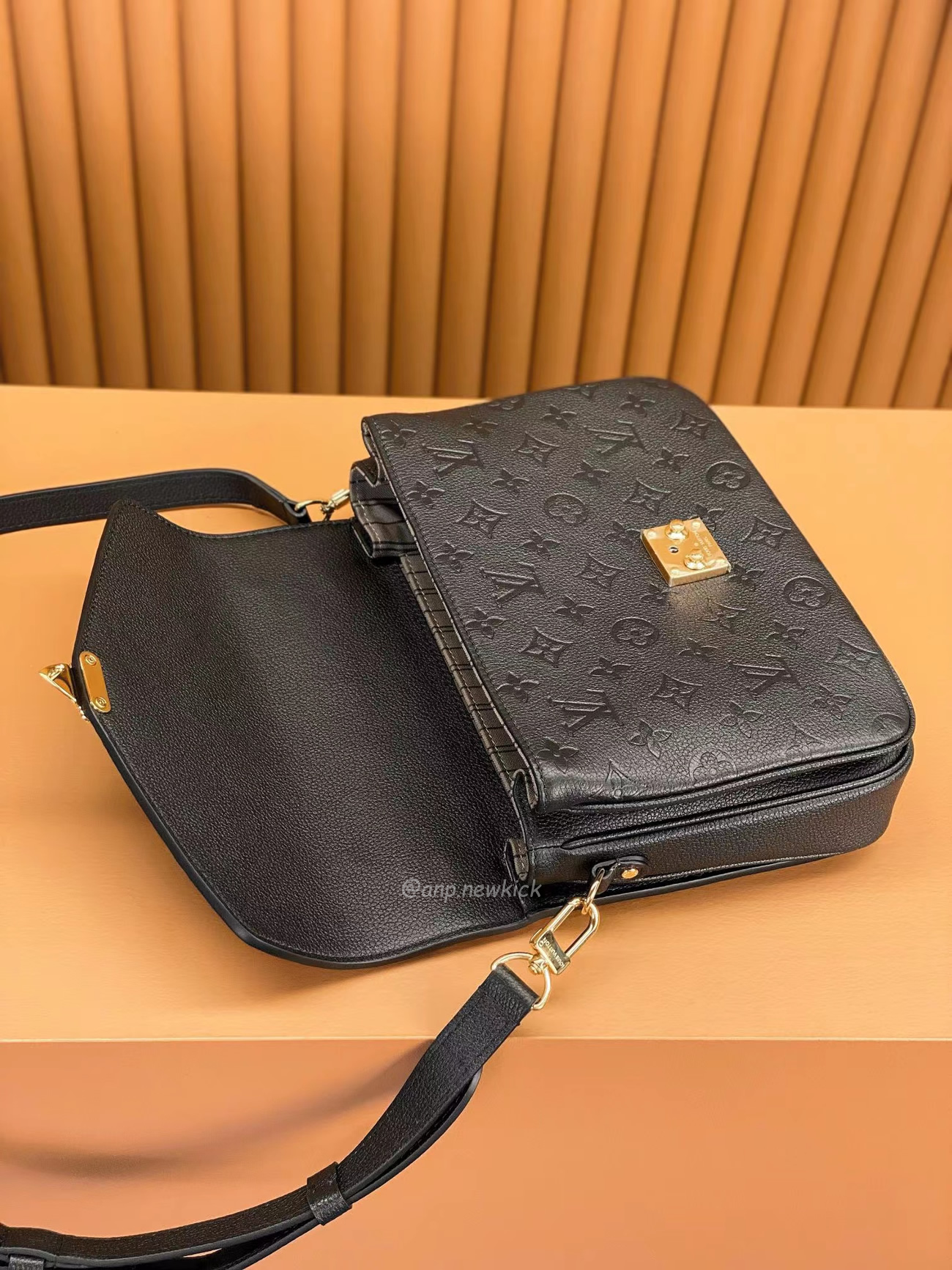 Louis Viitton Pochette Metis Shoulder Bag M41487 (15) - www.kitistry.com Louis Viitton Pochette Metis Shoulder Bag M41487 (15) - www.kitistry.com