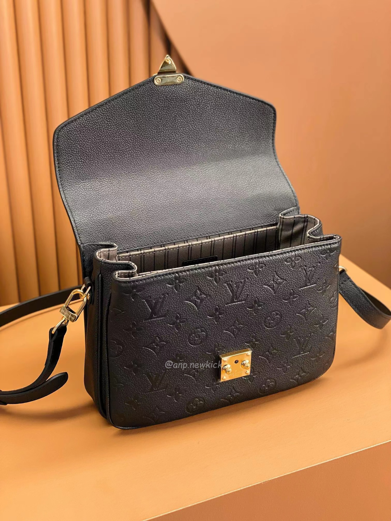 Louis Viitton Pochette Metis Shoulder Bag M41487 (6) - www.kitistry.com Louis Viitton Pochette Metis Shoulder Bag M41487 (6) - www.kitistry.com