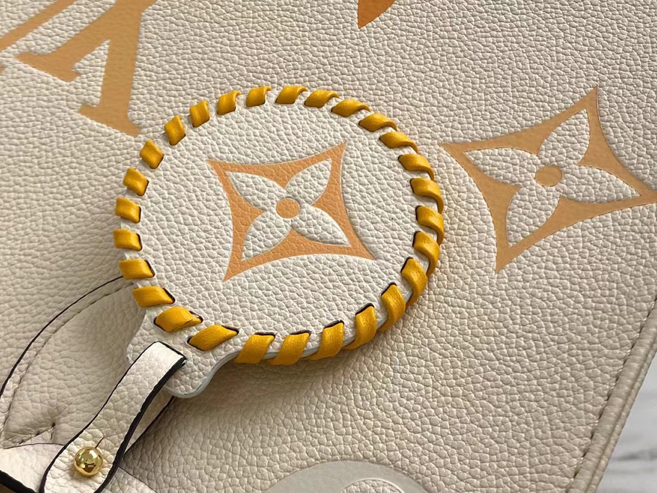 Louis Vuitton Onthego Mm Creamsaffron M45717 (9) - www.kitistry.com Louis Vuitton Onthego Mm Creamsaffron M45717 (9) - www.kitistry.com