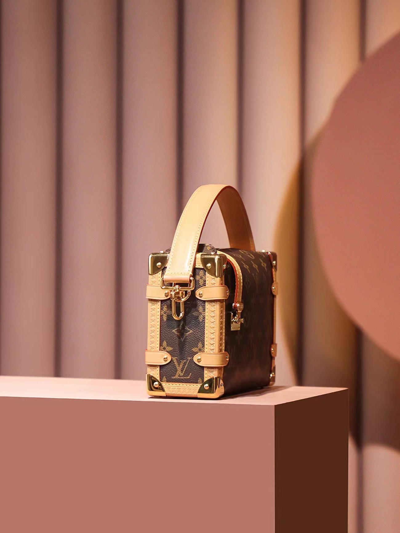 Louis Vuitton Side Trunk M46358 (13) - www.kitistry.com Louis Vuitton Side Trunk M46358 (13) - www.kitistry.com