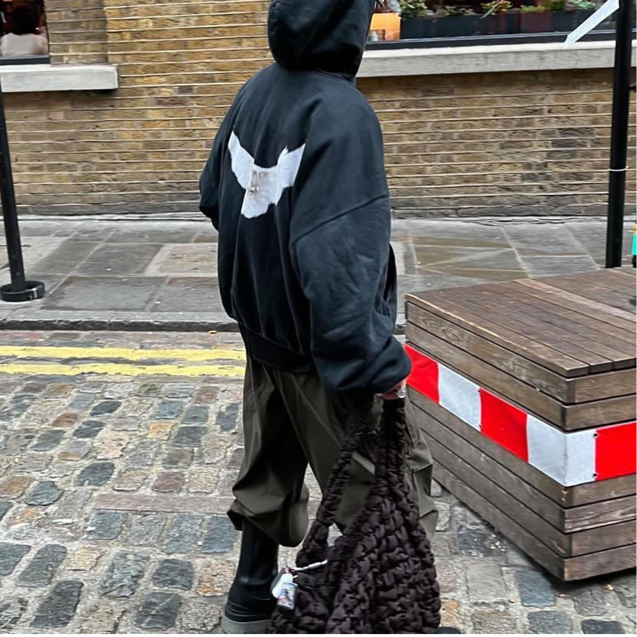 Yeezy Gap Engineered By Balenciaga Dove Hoodie Washed Black Ss22 (7) - www.kitistry.com Yeezy Gap Engineered By Balenciaga Dove Hoodie Washed Black Ss22 (7) - www.kitistry.com