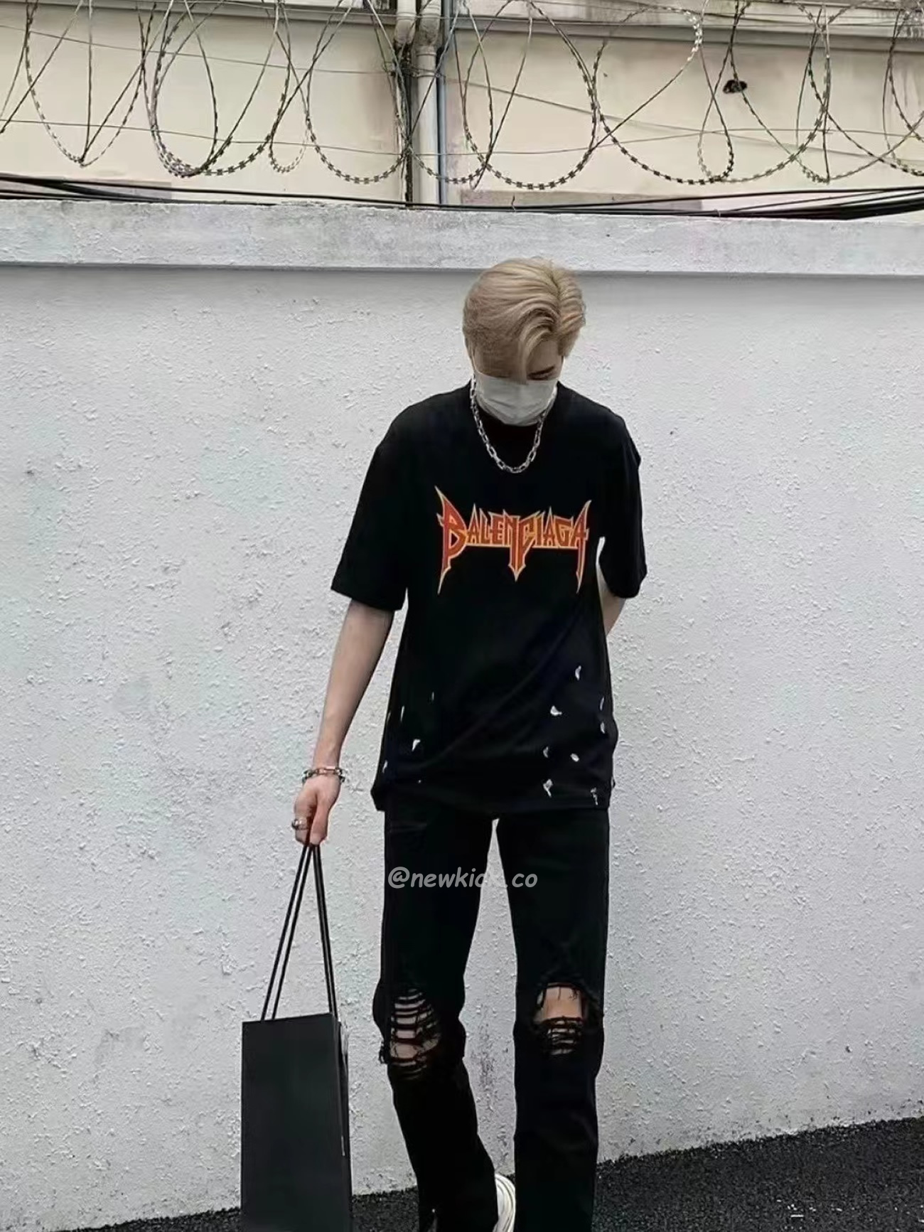 Balenciaga Metal Vintage Oversized T Shirt Black Multi Ss22 (12) - www.kitistry.com Balenciaga Metal Vintage Oversized T Shirt Black Multi Ss22 (12) - www.kitistry.com