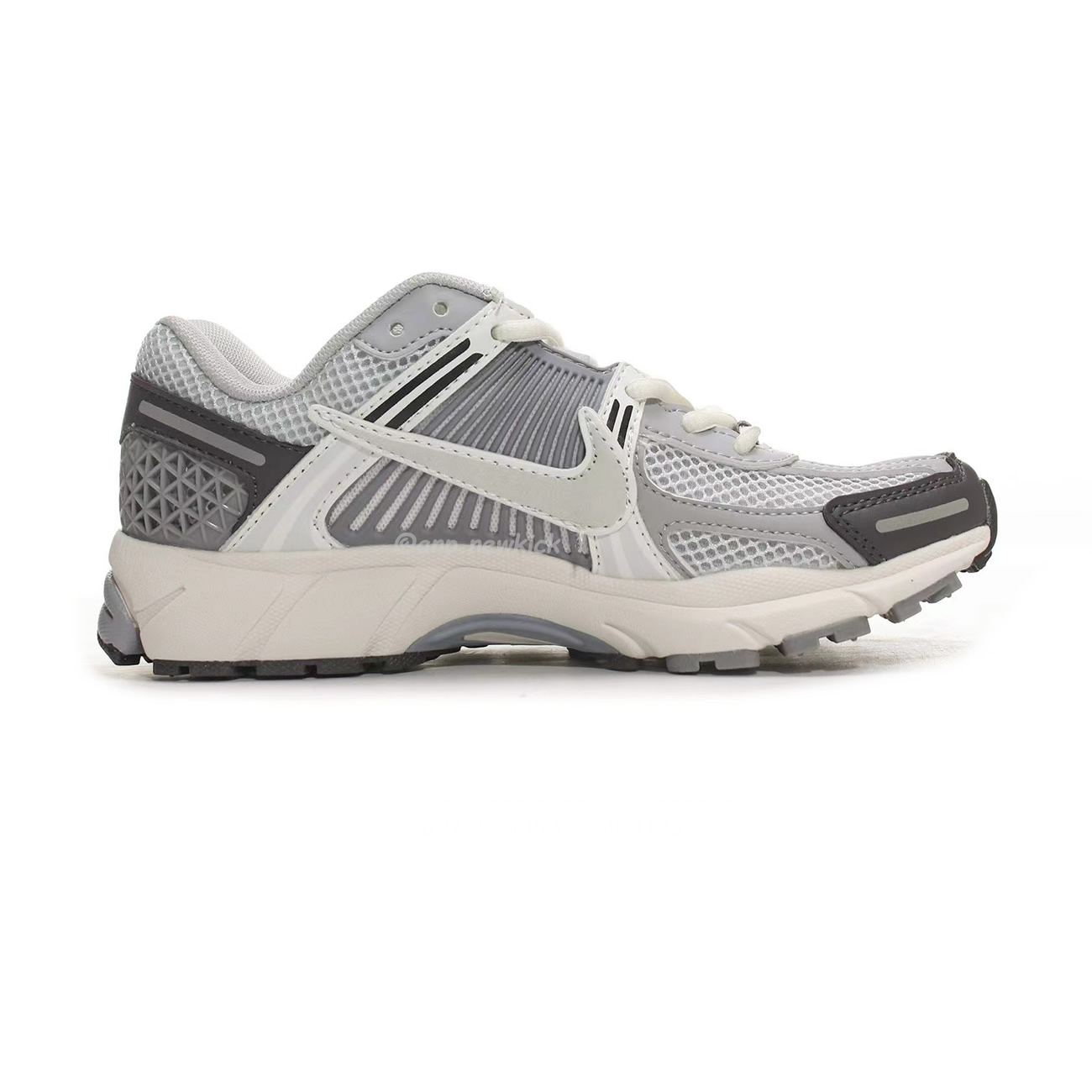 Nike Zoom Vomero 5 Series (22) - www.kitistry.com Nike Zoom Vomero 5 Series (22) - www.kitistry.com