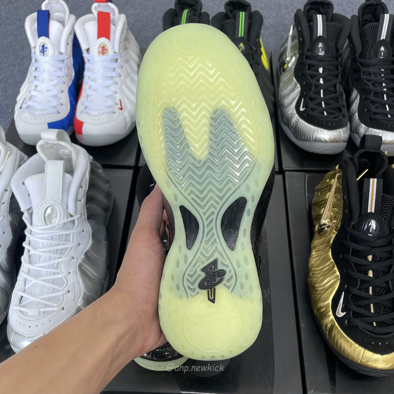 Nike Air Foamposite Pro Metallic Gold 624041 701 (9) - www.kitistry.com Nike Air Foamposite Pro Metallic Gold 624041 701 (9) - www.kitistry.com