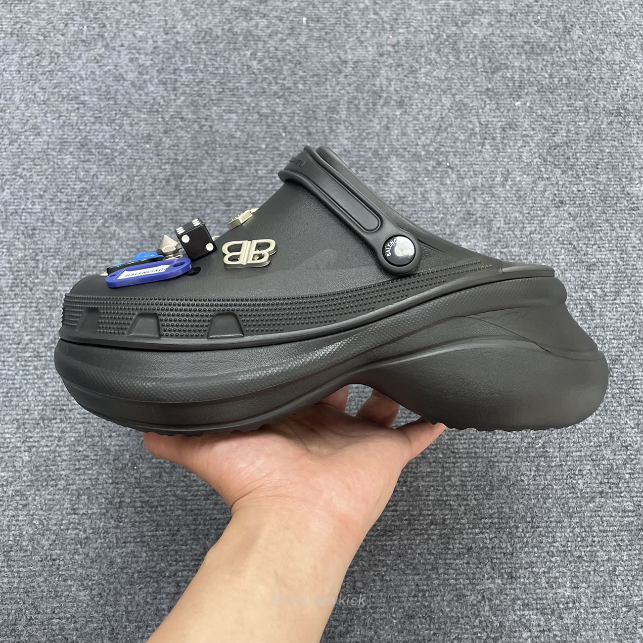 Balenciaga X Crocs Mule Black Silvery Multicolor Jibbitz Womens 720762 W0fow 1000 (7) - www.kitistry.com Balenciaga X Crocs Mule Black Silvery Multicolor Jibbitz Womens 720762 W0fow 1000 (7) - www.kitistry.com