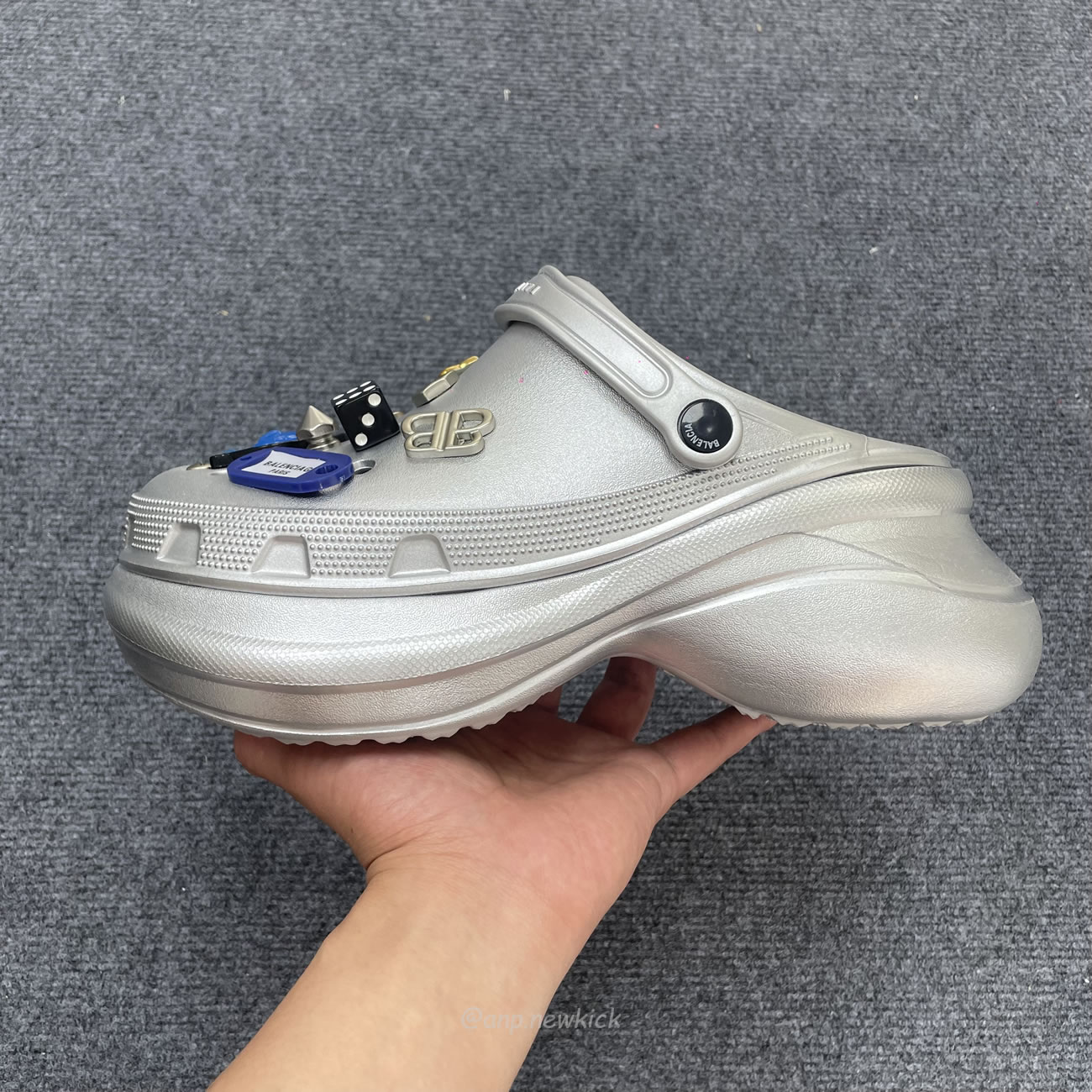 Balenciaga X Crocs Mule Black Silvery Multicolor Jibbitz Womens 720762 W0fow 1000 (8) - www.kitistry.com Balenciaga X Crocs Mule Black Silvery Multicolor Jibbitz Womens 720762 W0fow 1000 (8) - www.kitistry.com