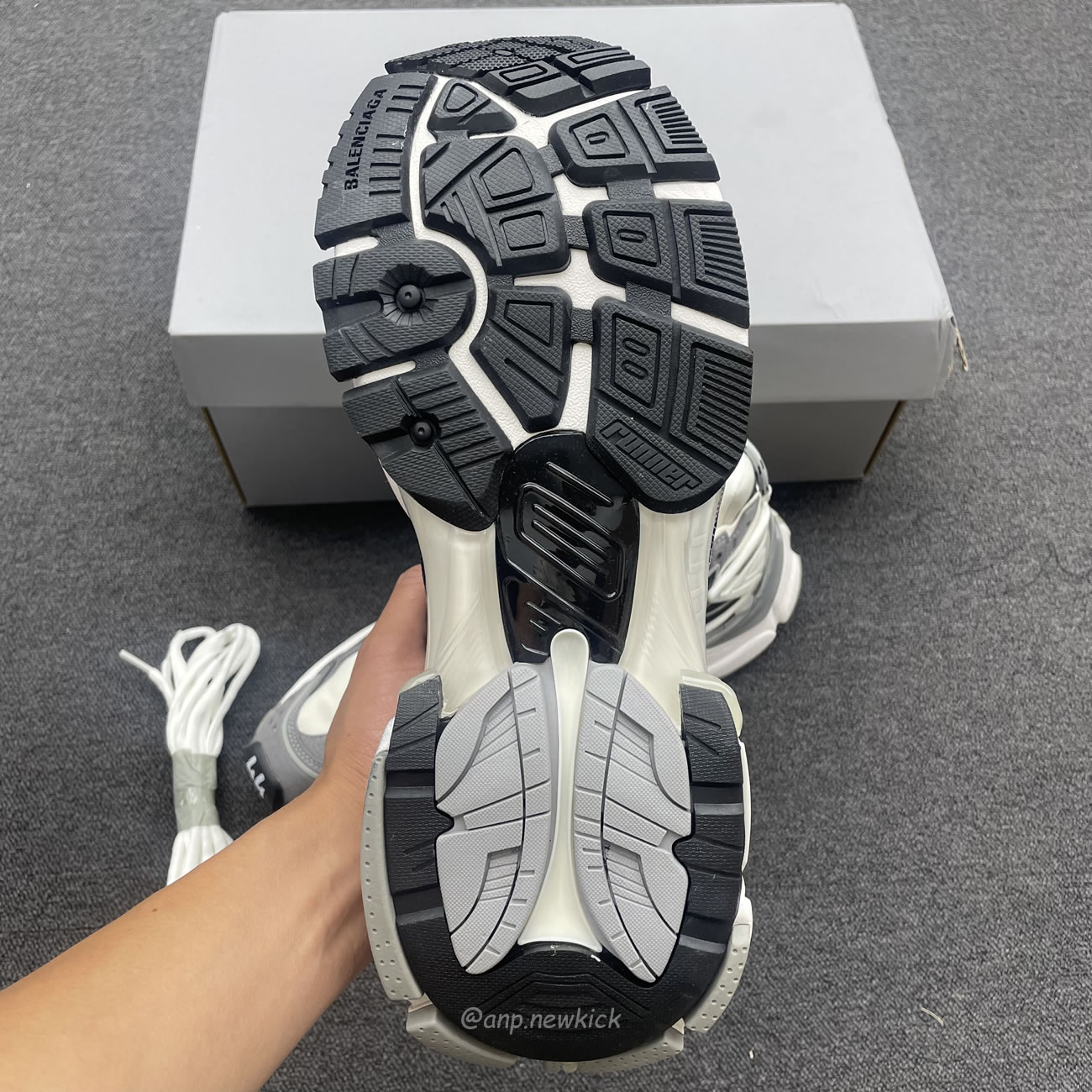 Balenciaga Runner Grey White Black 772774w3rny9012 (5) - www.kitistry.com Balenciaga Runner Grey White Black 772774w3rny9012 (5) - www.kitistry.com