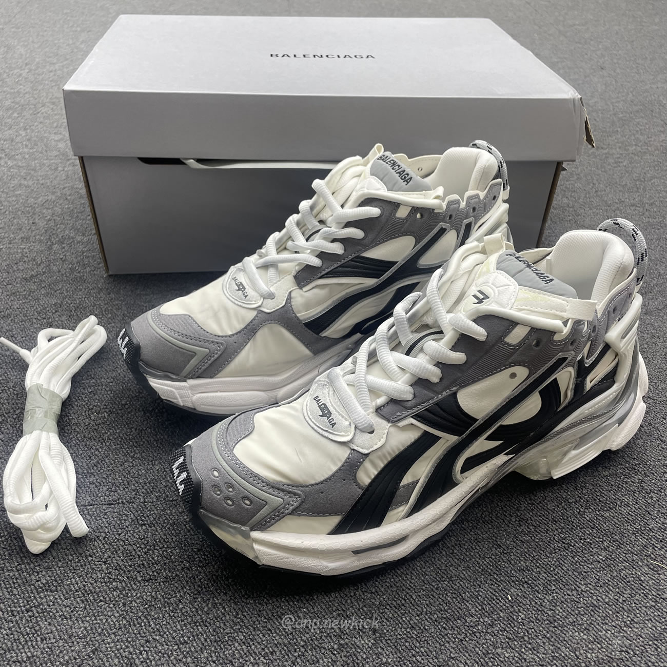 Balenciaga Runner Grey White Black 772774w3rny9012 (9) - www.kitistry.com Balenciaga Runner Grey White Black 772774w3rny9012 (9) - www.kitistry.com