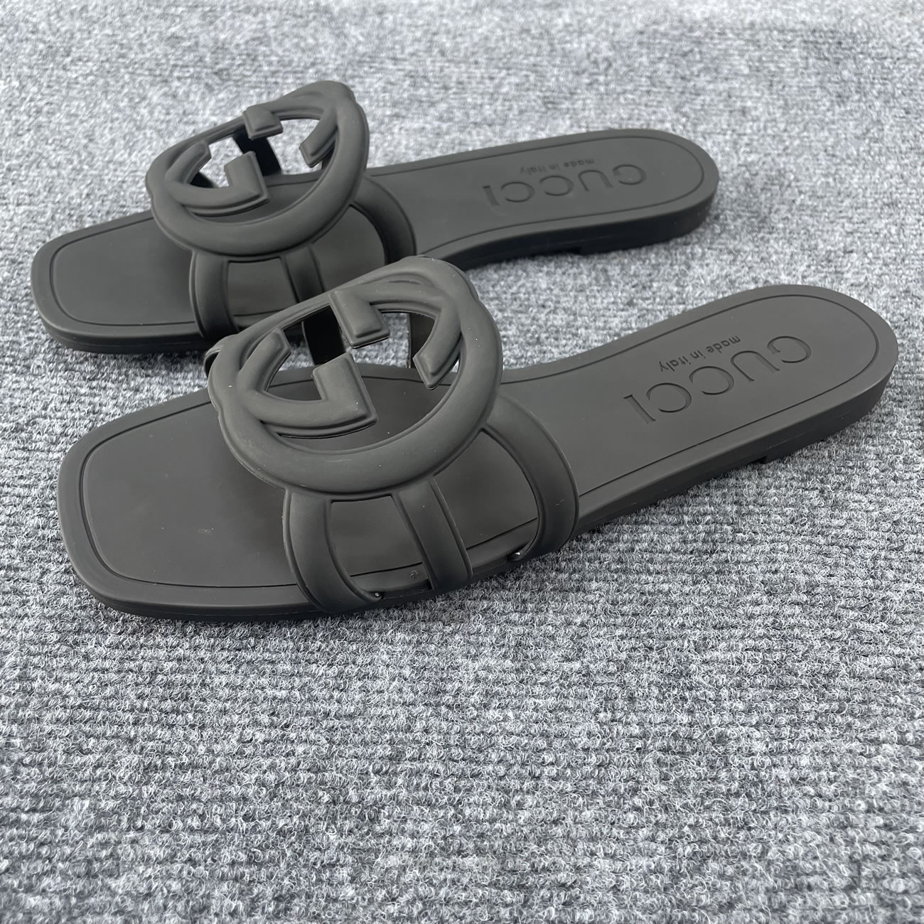 Gucci Interlocking G Flat Bottom Rubber Slipper (13) - www.kitistry.com Gucci Interlocking G Flat Bottom Rubber Slipper (13) - www.kitistry.com
