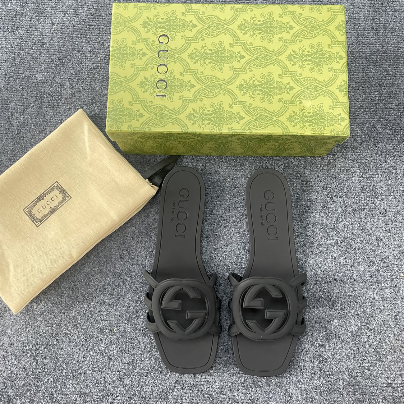 Gucci Interlocking G Flat Bottom Rubber Slipper (6) - www.kitistry.com Gucci Interlocking G Flat Bottom Rubber Slipper (6) - www.kitistry.com