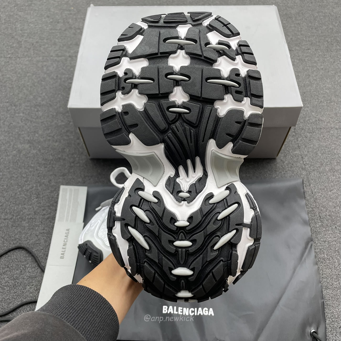 Balenciaga Fall 2024 10xl White 784344 W2mv2 9110 (11) - www.kitistry.com Balenciaga Fall 2024 10xl White 784344 W2mv2 9110 (11) - www.kitistry.com
