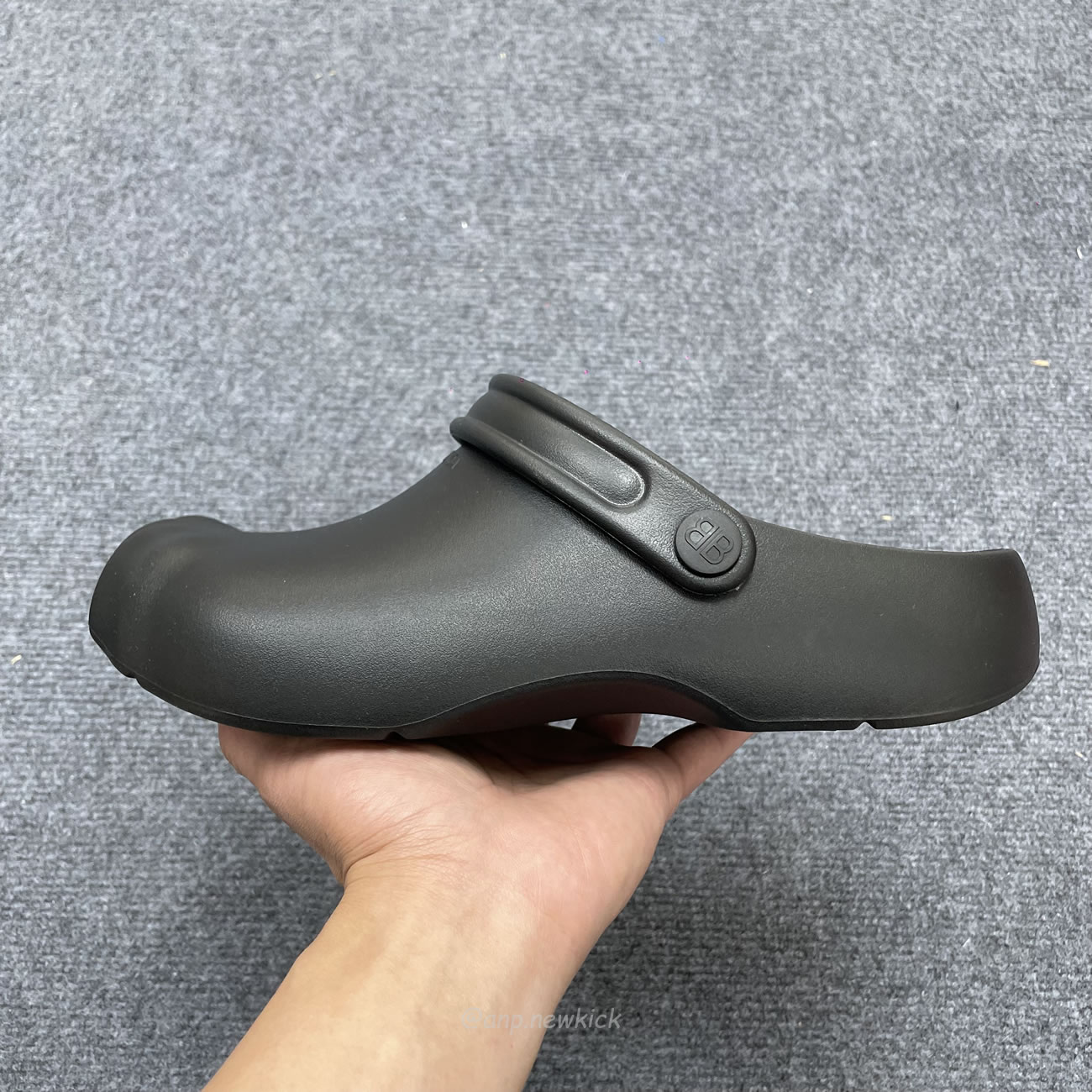 Balenciaga Balenciaga Logo Embossed Slingback Mules (7) - www.kitistry.com Balenciaga Balenciaga Logo Embossed Slingback Mules (7) - www.kitistry.com