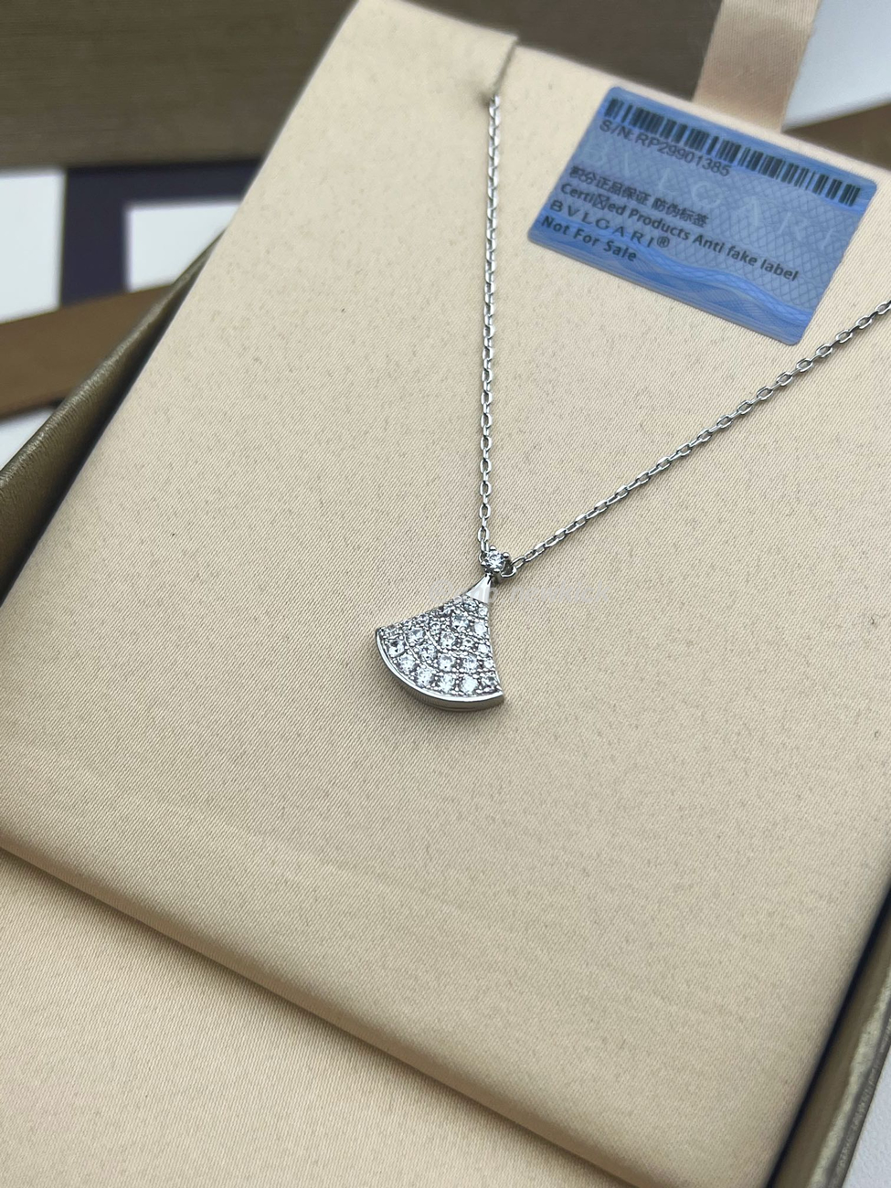 Bulgari Mini Dress Full Of Diamonds, Small Necklace (2) - www.kitistry.com Bulgari Mini Dress Full Of Diamonds, Small Necklace (2) - www.kitistry.com