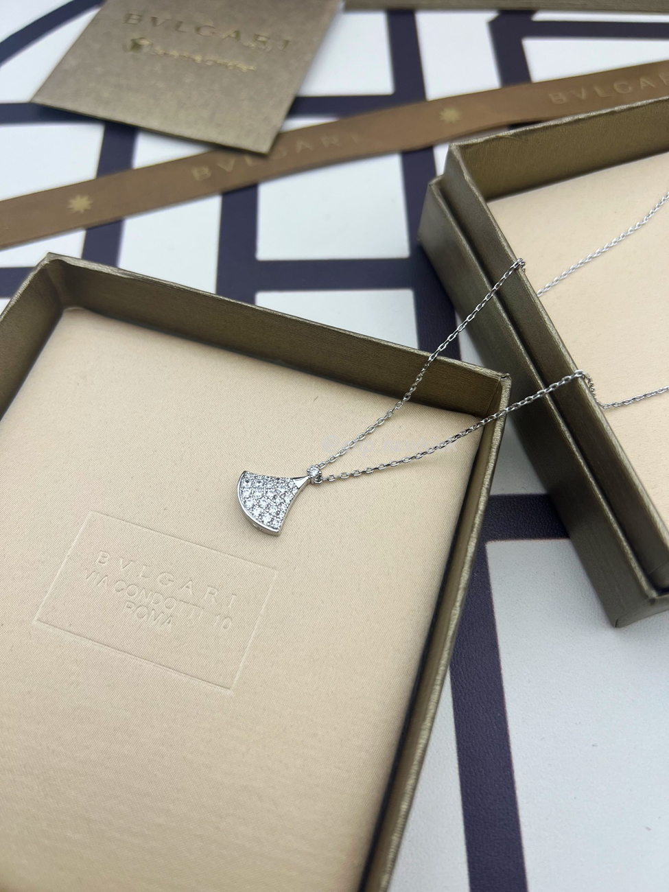 Bulgari Mini Dress Full Of Diamonds, Small Necklace (3) - www.kitistry.com Bulgari Mini Dress Full Of Diamonds, Small Necklace (3) - www.kitistry.com