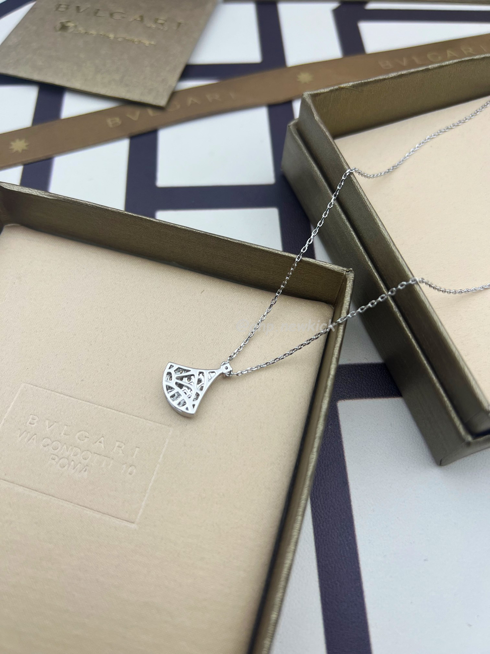 Bulgari Mini Dress Full Of Diamonds, Small Necklace (4) - www.kitistry.com Bulgari Mini Dress Full Of Diamonds, Small Necklace (4) - www.kitistry.com