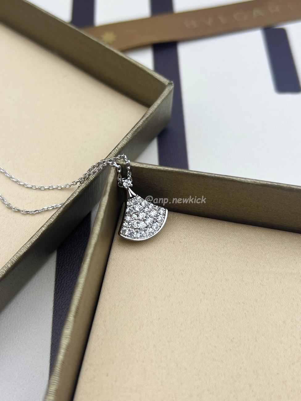 Bulgari Mini Dress Full Of Diamonds, Small Necklace (6) - www.kitistry.com Bulgari Mini Dress Full Of Diamonds, Small Necklace (6) - www.kitistry.com