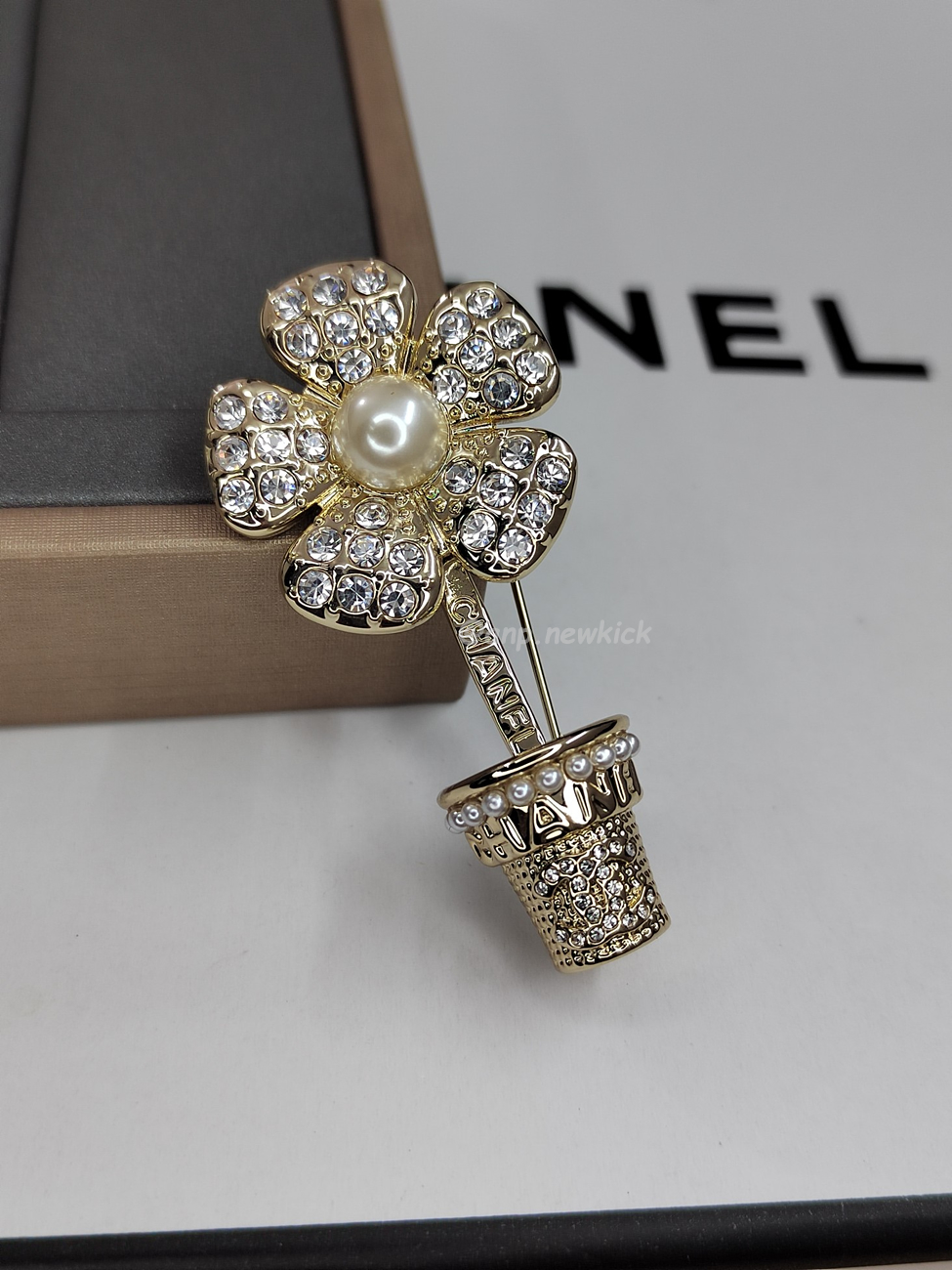 Chanel Diamond Inlaid Flower Pot Brooch (1) - www.kitistry.com Chanel Diamond Inlaid Flower Pot Brooch (1) - www.kitistry.com