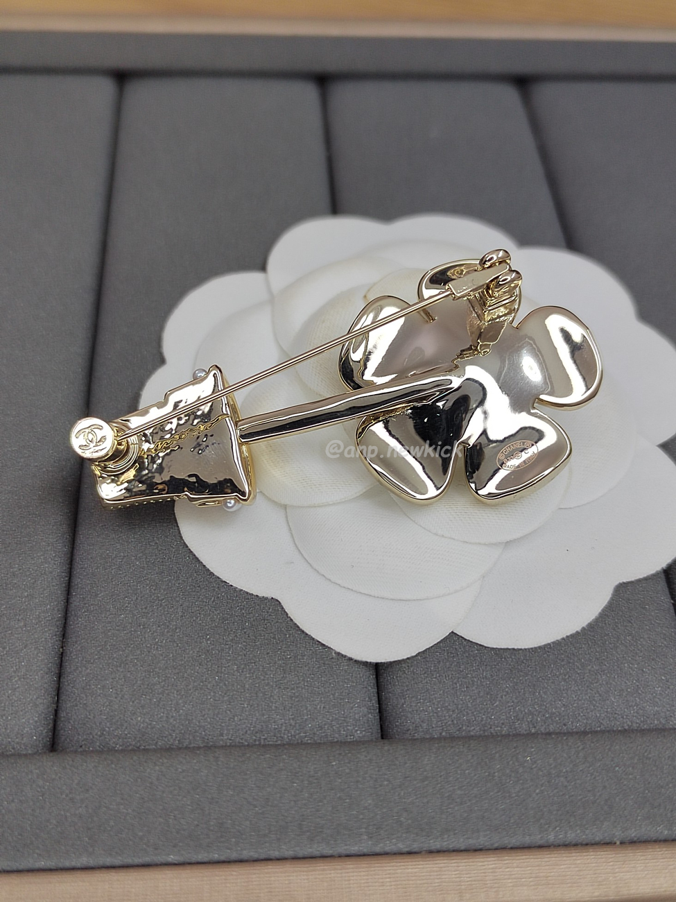 Chanel Diamond Inlaid Flower Pot Brooch (2) - www.kitistry.com Chanel Diamond Inlaid Flower Pot Brooch (2) - www.kitistry.com