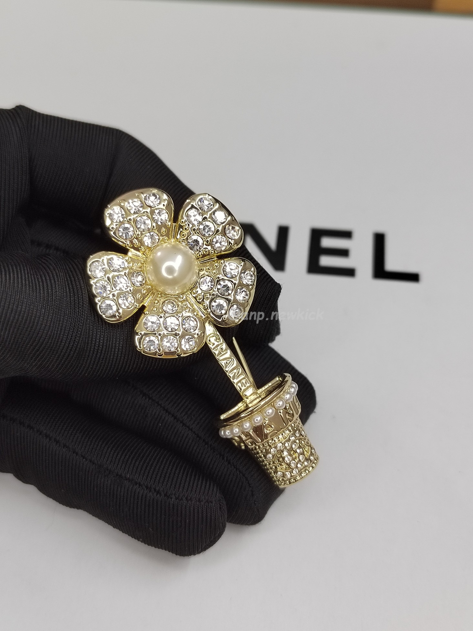 Chanel Diamond Inlaid Flower Pot Brooch (4) - www.kitistry.com Chanel Diamond Inlaid Flower Pot Brooch (4) - www.kitistry.com