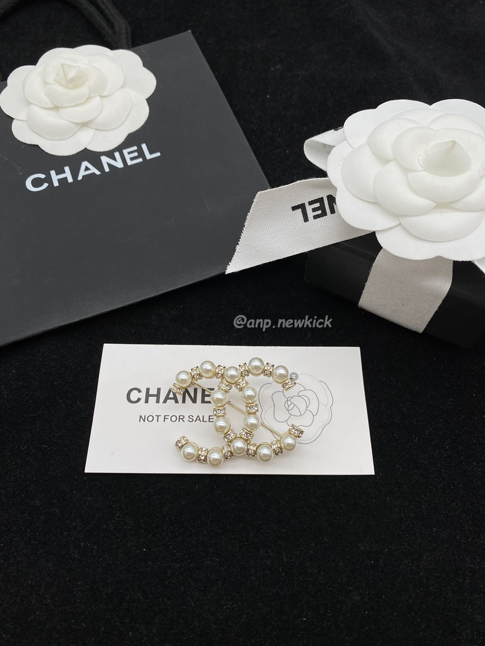 Chanel Glass Pearl Cc Gold Brooch (1) - www.kitistry.com Chanel Glass Pearl Cc Gold Brooch (1) - www.kitistry.com
