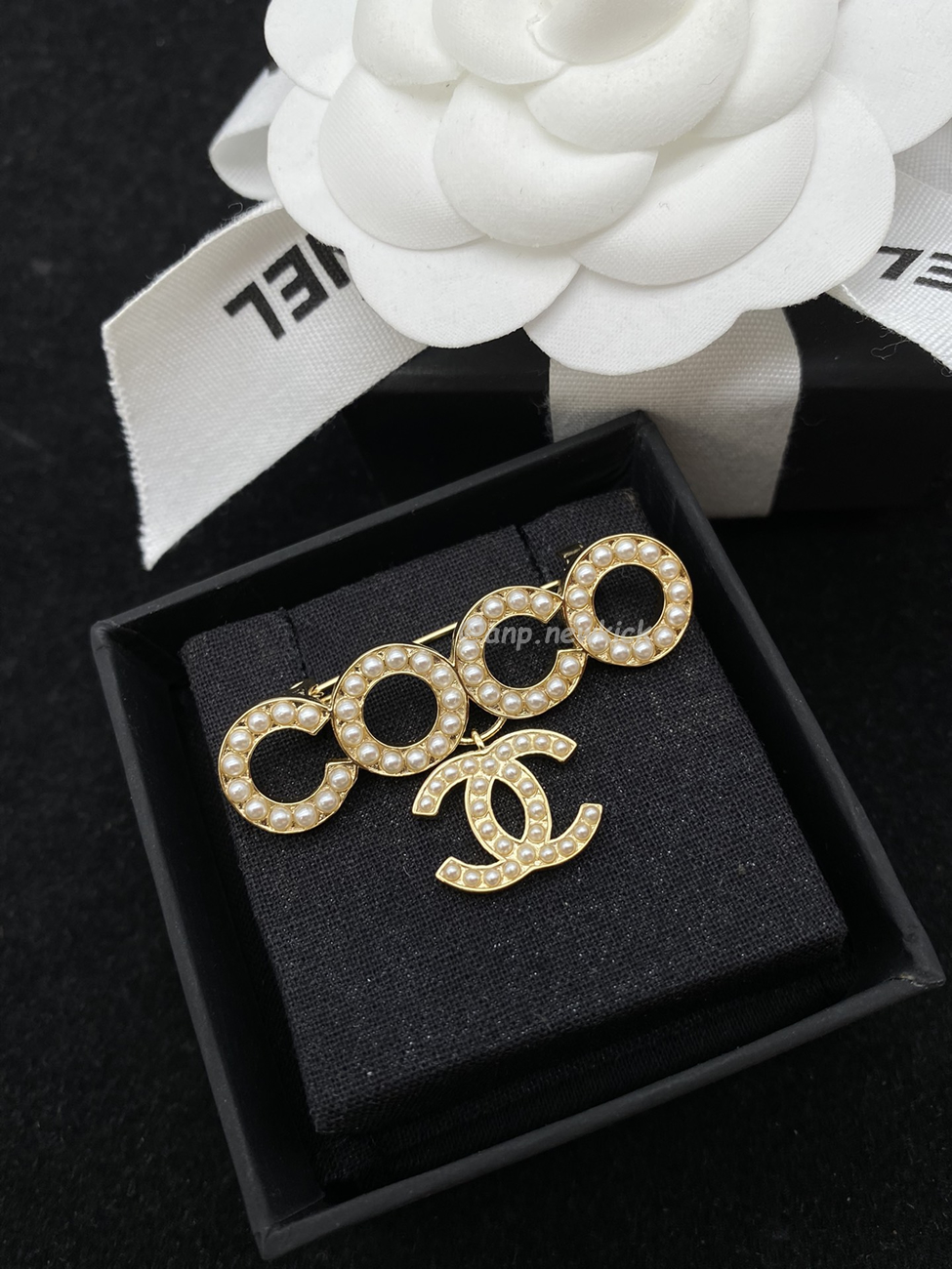 Chanel Glass Pearl Cc Gold Brooch (10) - www.kitistry.com Chanel Glass Pearl Cc Gold Brooch (10) - www.kitistry.com