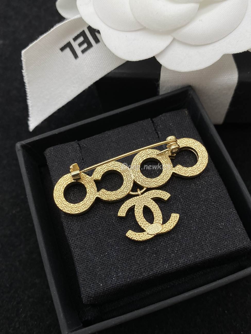 Chanel Glass Pearl Cc Gold Brooch (11) - www.kitistry.com Chanel Glass Pearl Cc Gold Brooch (11) - www.kitistry.com
