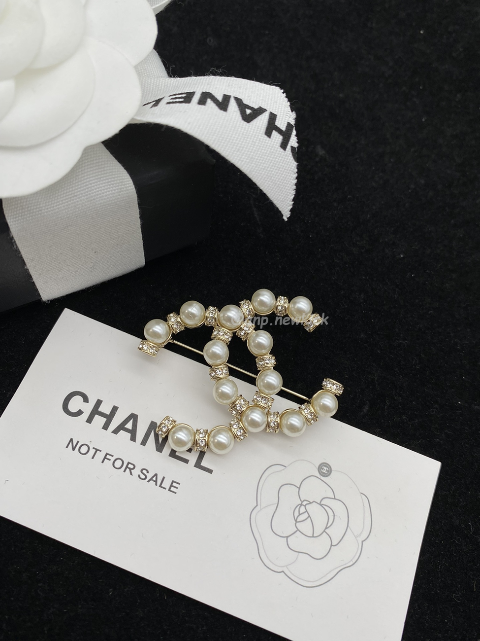 Chanel Glass Pearl Cc Gold Brooch (2) - www.kitistry.com Chanel Glass Pearl Cc Gold Brooch (2) - www.kitistry.com