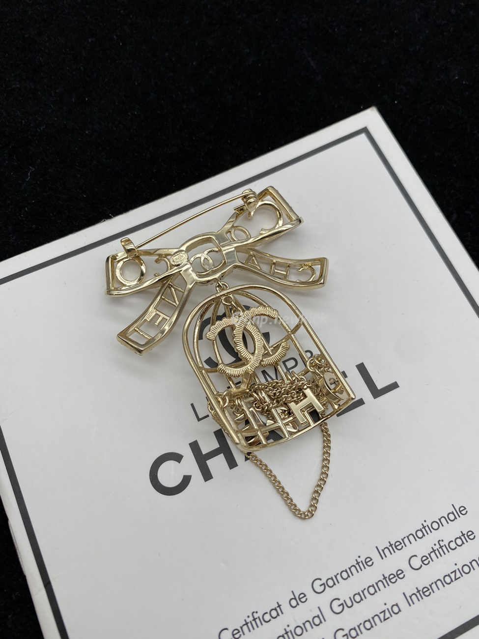 Chanel Glass Pearl Cc Gold Brooch (22) - www.kitistry.com Chanel Glass Pearl Cc Gold Brooch (22) - www.kitistry.com