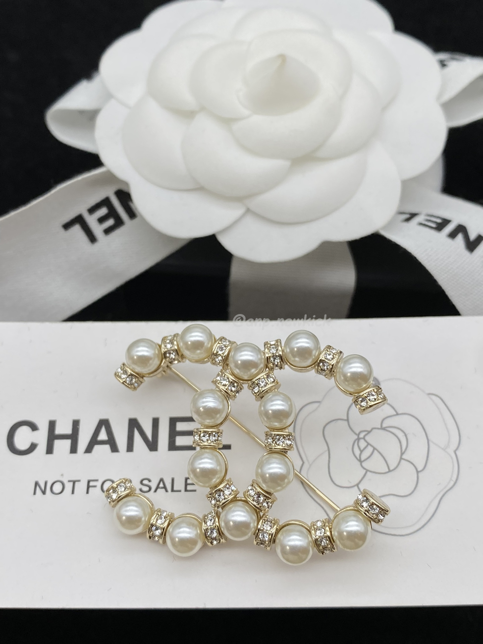 Chanel Glass Pearl Cc Gold Brooch (3) - www.kitistry.com Chanel Glass Pearl Cc Gold Brooch (3) - www.kitistry.com