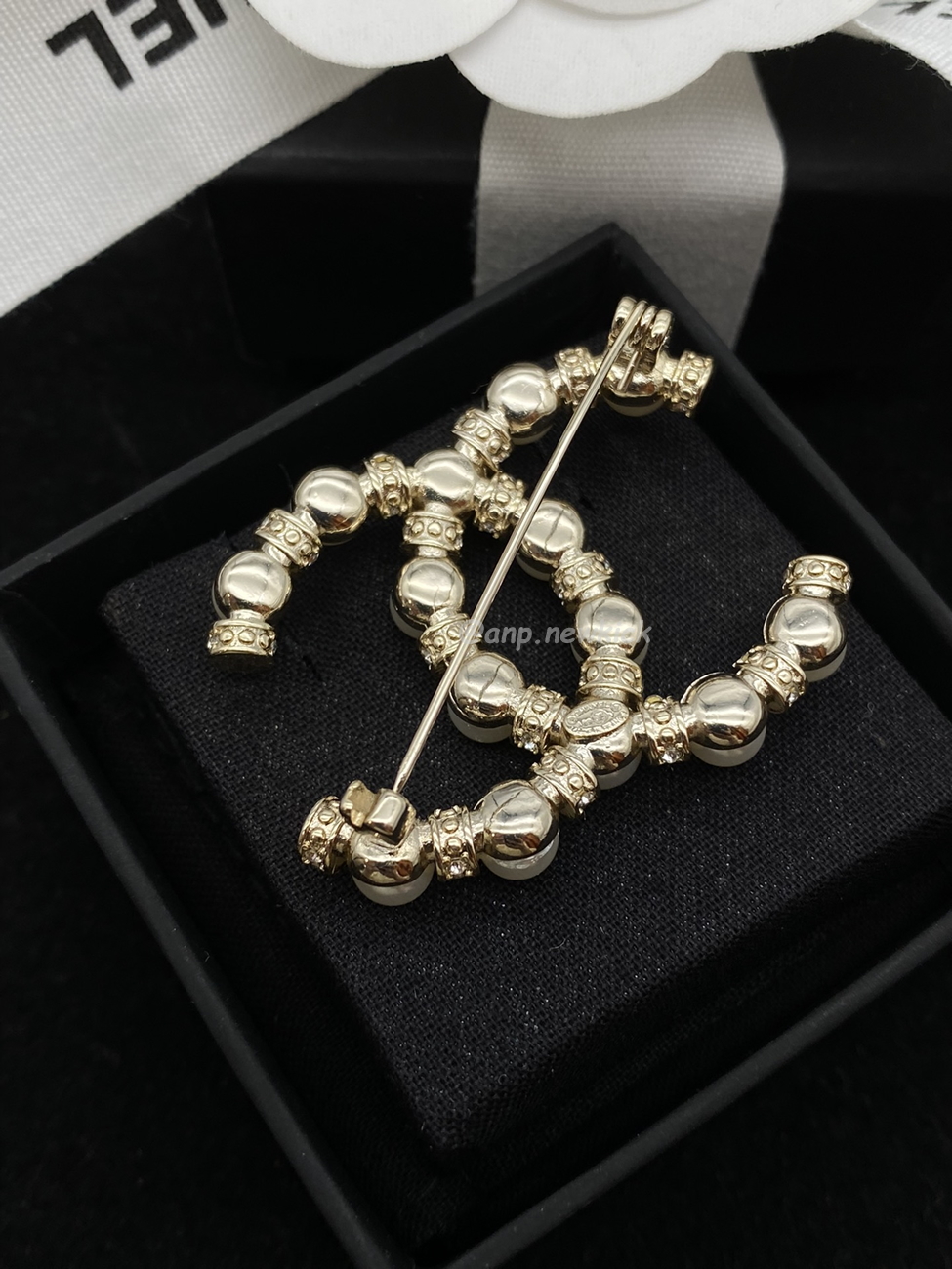 Chanel Glass Pearl Cc Gold Brooch (6) - www.kitistry.com Chanel Glass Pearl Cc Gold Brooch (6) - www.kitistry.com