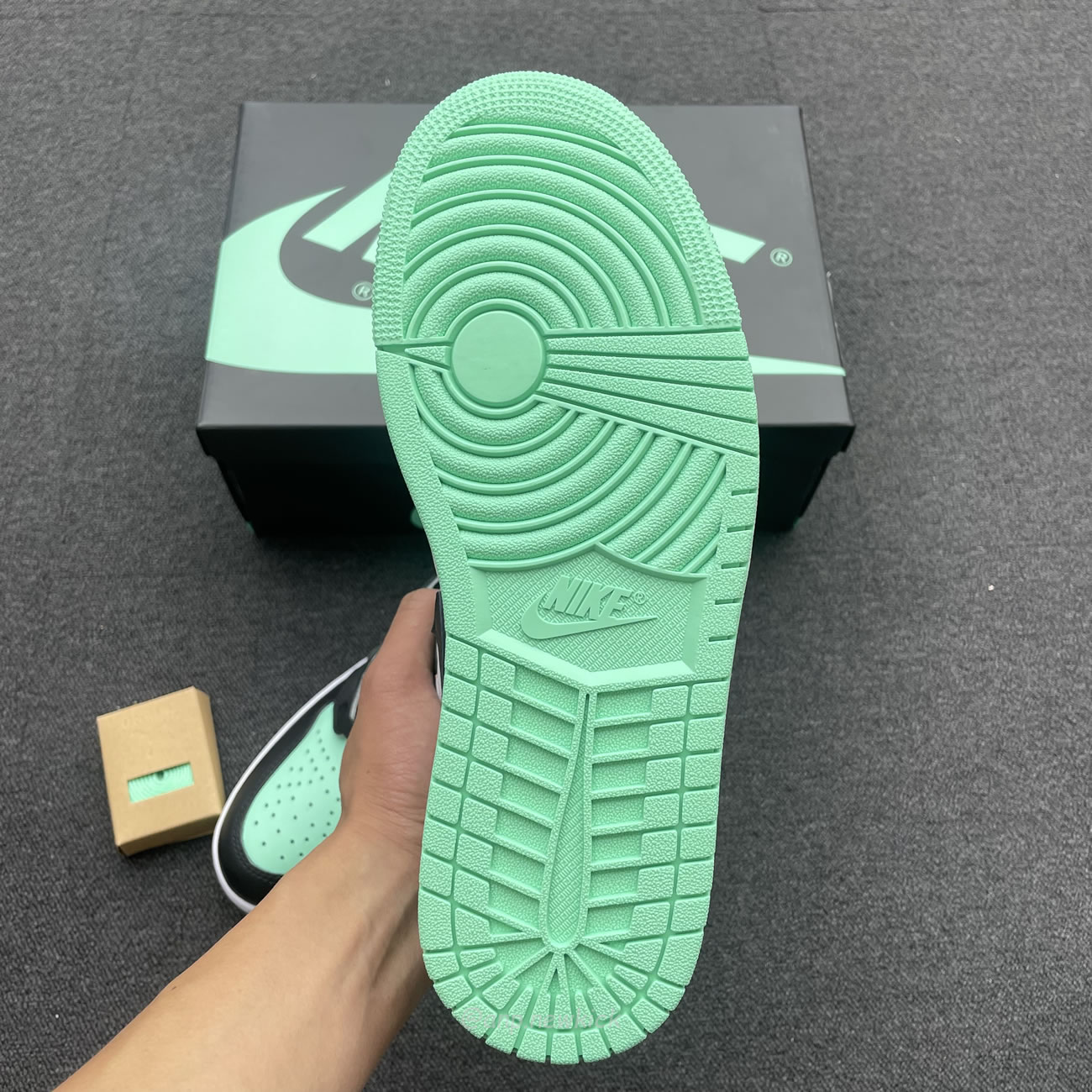 Air Jordan 1 Retro High Og Green Glow Dz5485 130 (9) - www.kitistry.com