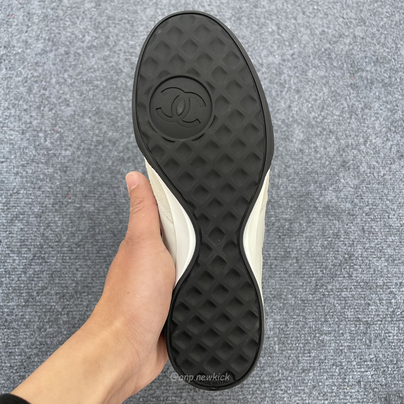 Chanel Shiny Calfskin Suede Quilted Cc Logo White Black E2435 (13) - www.kitistry.com Chanel Shiny Calfskin Suede Quilted Cc Logo White Black E2435 (13) - www.kitistry.com