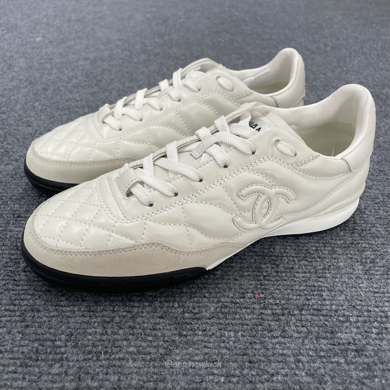Chanel Shiny Calfskin Suede Quilted Cc Logo White Black E2435 (4) - www.kitistry.com Chanel Shiny Calfskin Suede Quilted Cc Logo White Black E2435 (4) - www.kitistry.com