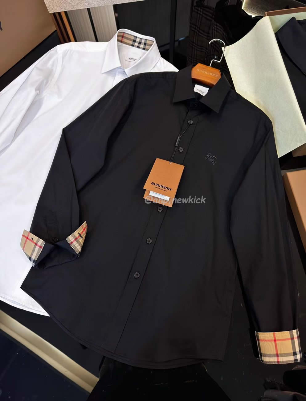 Burberry Slim Fit Monogram Motif Stretch Cotton Poplin Shirt Black White Fw21 80323081 (3) - www.kitistry.com Burberry Slim Fit Monogram Motif Stretch Cotton Poplin Shirt Black White Fw21 80323081 (3) - www.kitistry.com